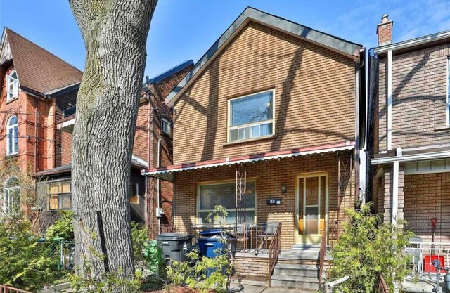 1BR+ Den with parking and WFH desk near Dwntn Toronto