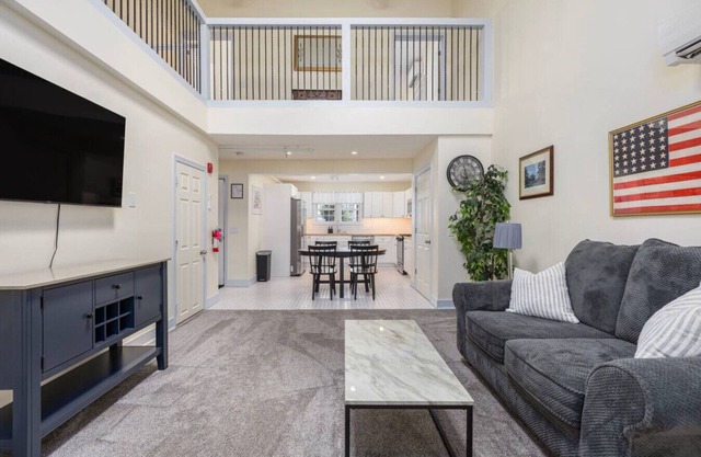1BR Loft in the Heart of Newport with Parking!