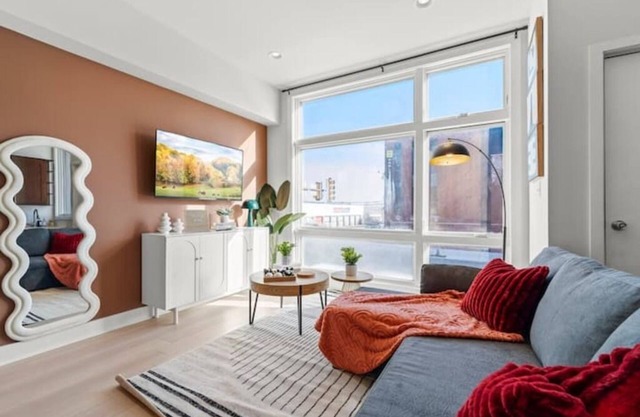 1BR Near Metro - Walk to Met & Food - Free Parking