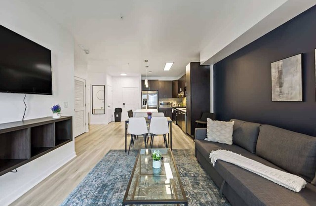 1BR Stylish Apt | Pool, Gym, Parking & Laundry | Near DT