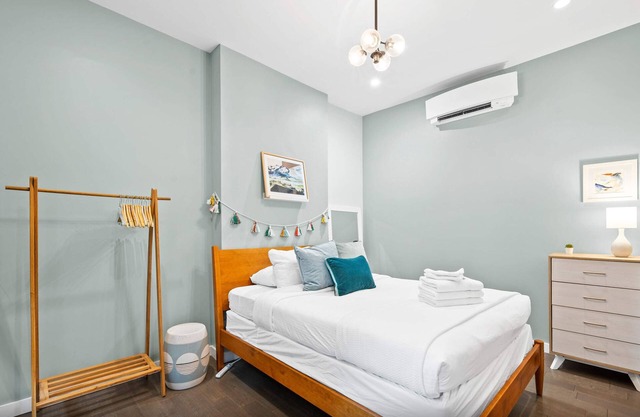 1BR w/Kitchen + Free Parking – Walk Everywhere