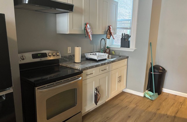 1st fl 2-bedroom apartment with WiFi, AC in fantastic Philadelphia