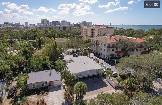 1st floor apt B. 1 mile from waterfront and downtown. Just 2 miles from beach!