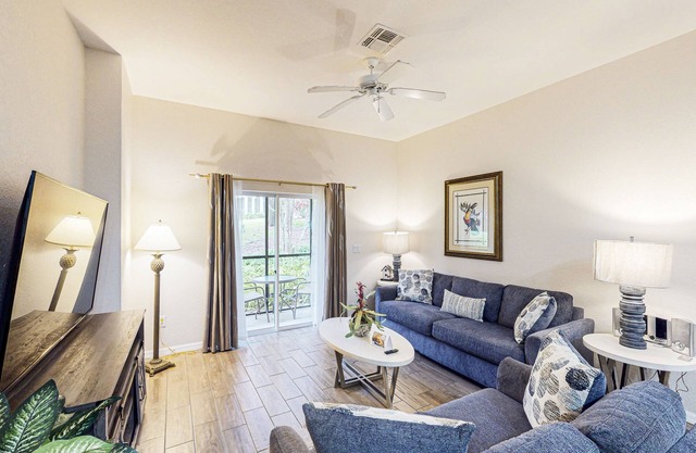 1st floor condo w/pools, restaurant, balcony, tennis court, basketball court