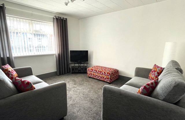 1st floor double & twin room apartment 5 minuets walk from town.