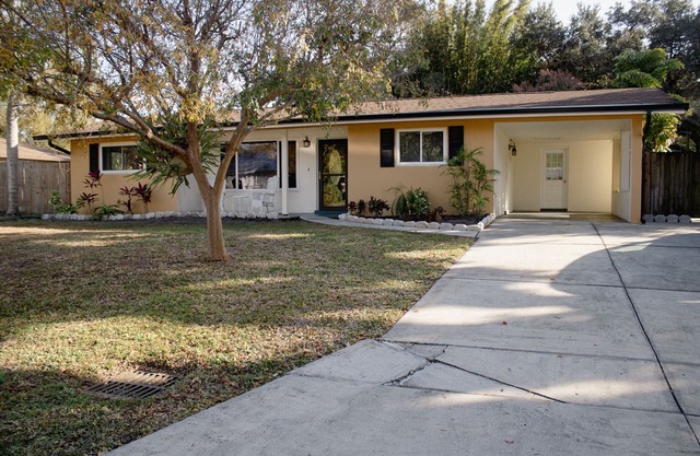 2/1 with Huge Backyard - Pet Paradise-20 min from Beaches