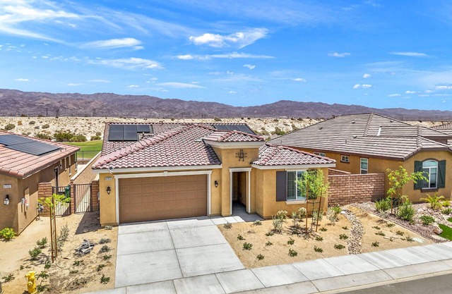 2,166 sq ft Home on Golf Course. Lodge Pools, Sports Courts & Fitness Center.
