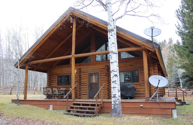2/2 Cabin with Loft Nestled next to National Forest