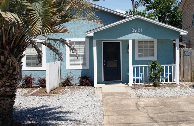 2/2 Private Cottage Walk to Gulf Ages 25+ Sleeps 8 Sm Pet w apprvl/fee