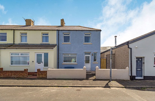 2 BAY VIEW, pet friendly, country holiday cottage in Amble