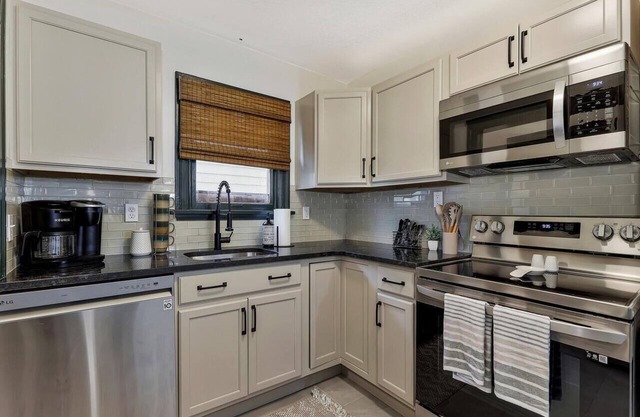 2 BD near Wesley Medical Center ~Boho Bungalow~