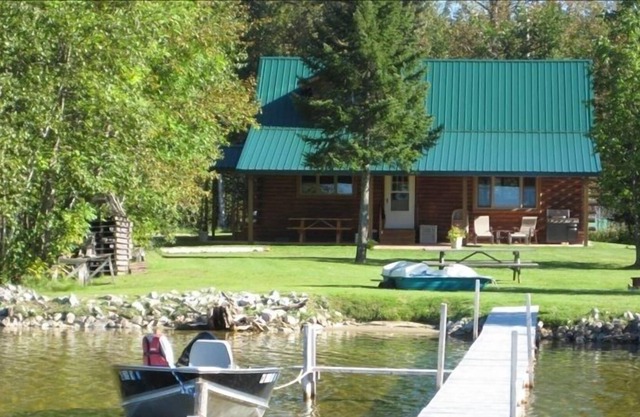 2 Bdrm Lake Front Log Home on S Manistique Lake with Fireplace