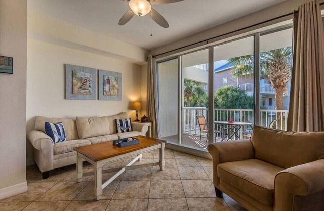 2 bdrm! Sleeps 7! 5-7 min walk to beach, pools, fitness center, onsite restaurants!