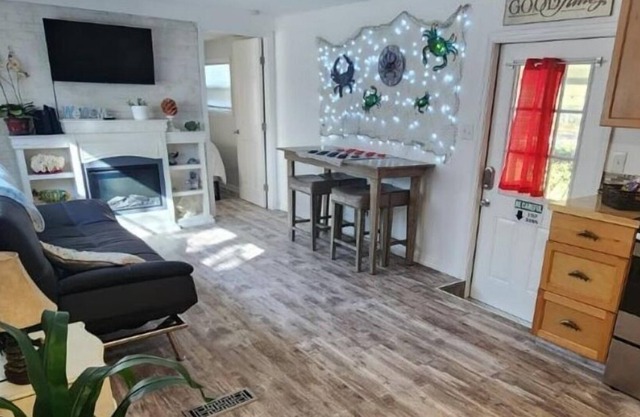 2 Bed/1.5 bath, Fenced 1.5 ac. Pet friendly Home & A RV Hook Up