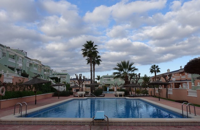 2 bed, 1 bath ground floor apartment , Wifi, TV, walking distance to the beach.