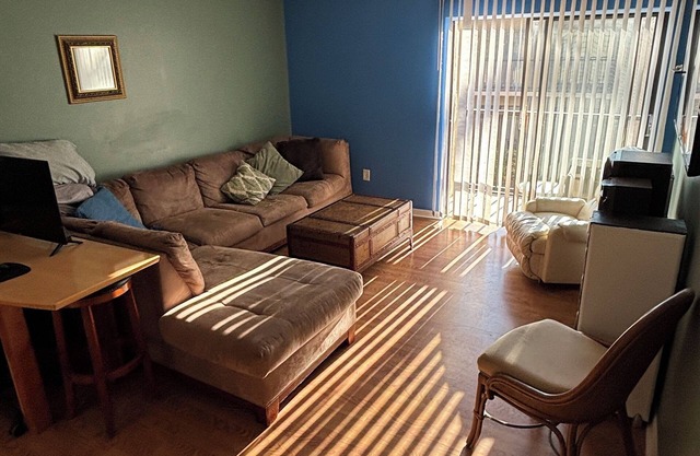 2 Bed 2 Bath Condo Near Beaches in Charming Fort Myers with Pool, WiFi, AC, TV