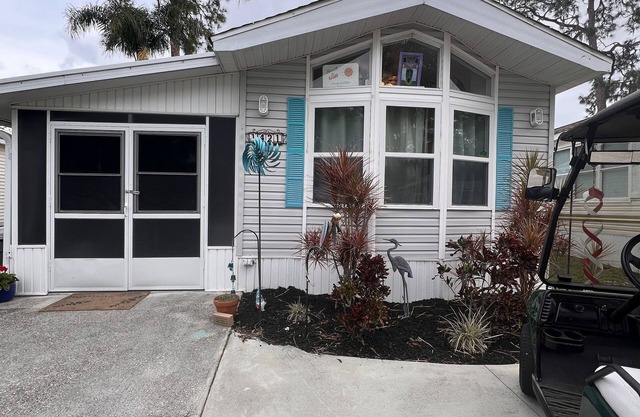 2 bed, 2 bath home located in popular resort with pool. Near Siesta Key Beach