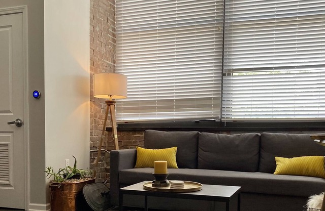 2 bed 2 bath / P&L District / Family friendly unit