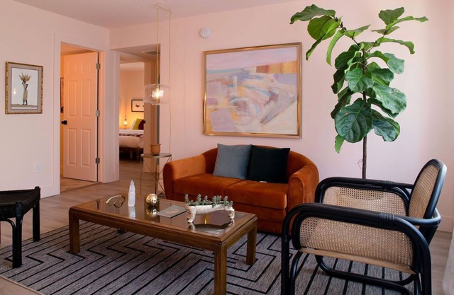 2 Bed 2 Baths Eclectic Modern Apt - WeAreGrateful