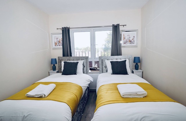 2 Bed Apt Free Parking Close To Heathrow & Windsor