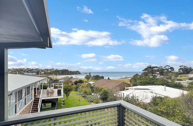 2-Bed Beach Haven with Garden & Alfresco Dining