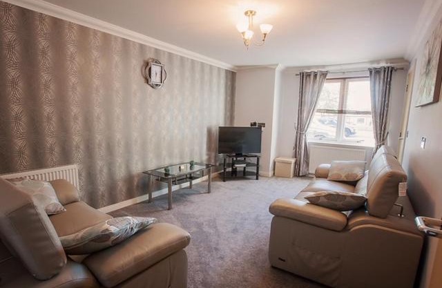 2 Bed Blackburn Village Apt With Wifi & Parking