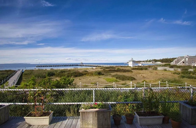 2 Bed Condo w/Panoramic Water Views. Private Beach, Pool, Tennis, Fishing Pier.