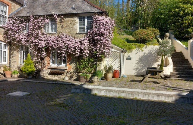 2 Bed Cottage with swimming pool