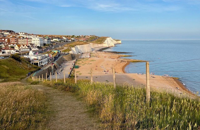 2-bed Flat: Serene Location, 5-min Walk to the Beach, Close to the South Downs!