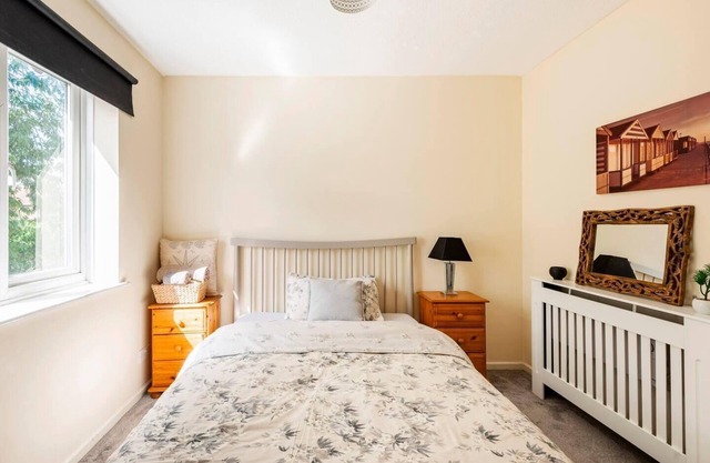 2 Bed House - Sleeps 8 - Wifi - Parking