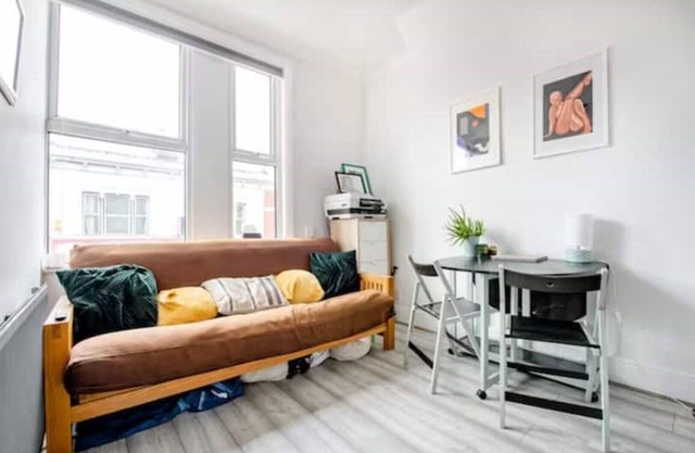 2 Bed London Serviced Apartment near 5 train stations Fast Wi-Fi, TV & WFH