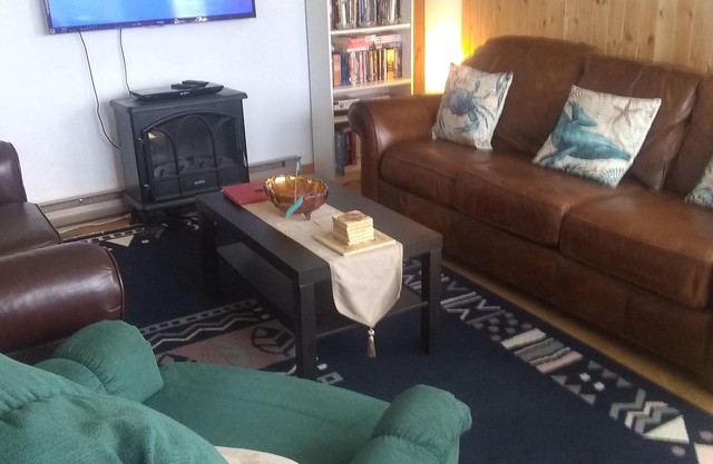 2 bed sea view cottage, pet friendly, short walk to beach for kids & swimming