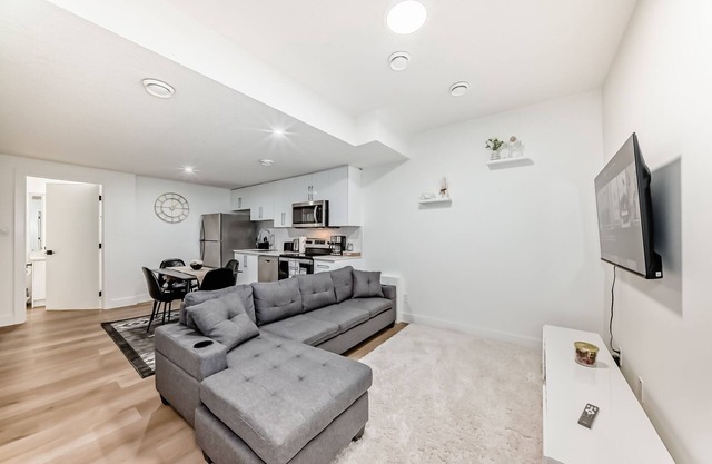 2-Bed, w/In-Unit Washer & Dryer, Cozy Living,1-2 Min Drive to Anthony Henday!