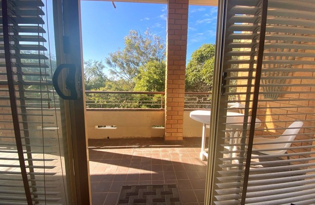 2 BEDROOM 2 BATHROOM UNIT WITH LARGE TREE-TOP BALCONY