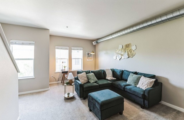 2 bedroom 2.5 Bath Apt w Gym, Garage, King Bed 207