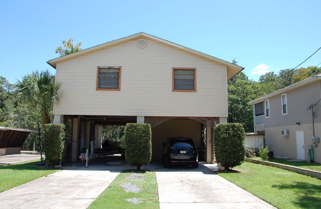 2 Bedroom 2 Bath home on the Weeki Wachee River