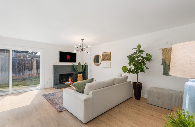 2 Bedroom/2 Bathroom Duplex in the Heart of Orange County