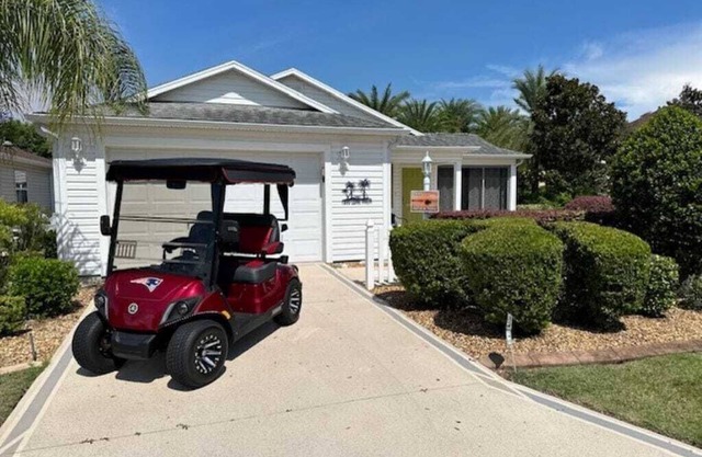 2 bedroom/2 full bath with great location in The Villages!