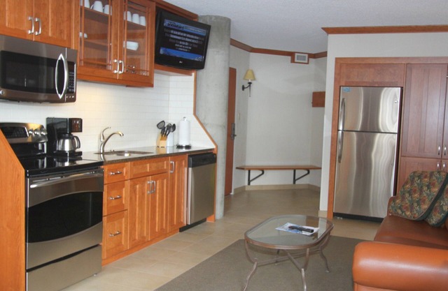 2 Bedroom, 3 bath, Private Hot tub, Sleeps 10, Full Condo, Snowbird Utah