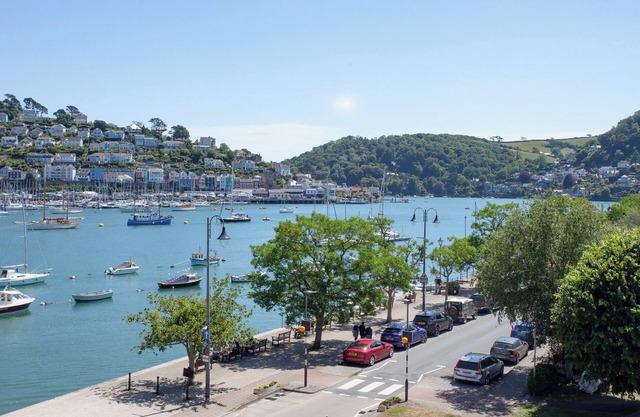 2 bedroom accommodation in North Embankment