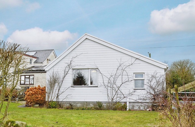 2 bedroom accommodation in Llannon, near Llanelli