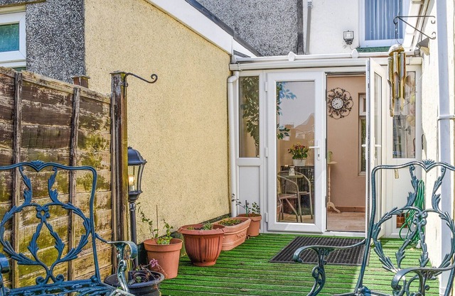 2 bedroom accommodation in Morriston, near Swansea