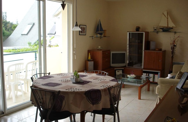 2 bedroom apartment close to shops, harbor and beach