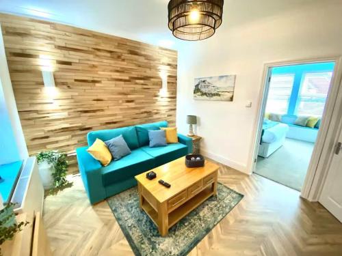 2 Bedroom Apartment with Garden, Close to Beach