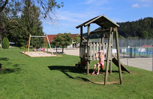 2 bedroom apartment at the foot of the ski and mountain bike slopes with swimming pool