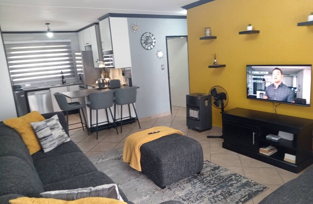 2 Bedroom apartment with 2 queen size beds & a cot, 10 minutes from JHB Airport.