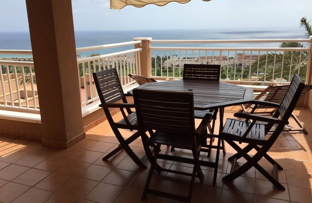 2 BEDROOM APARTMENT WITH INCREDIBLE SEA VIEWS.