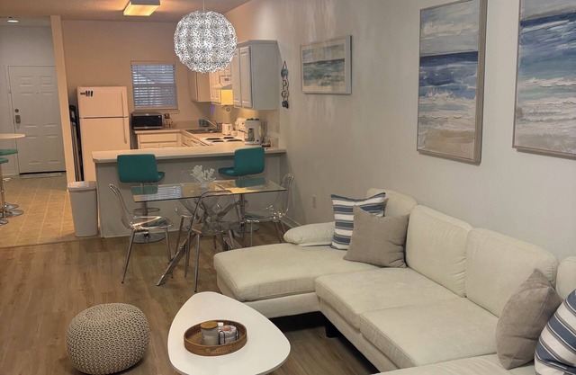 2-bedroom beach vibe condo in welcoming Pensacola with AC, WiFi