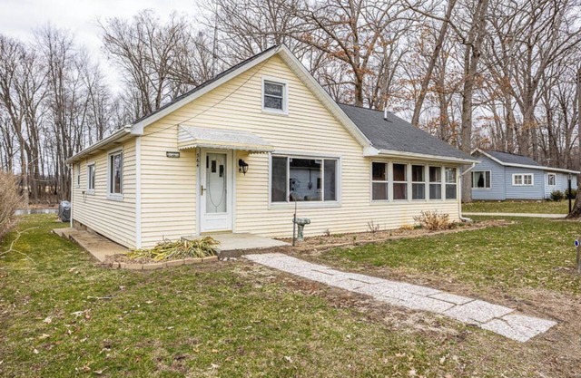 2 bedroom bedroom 1 bath by the lake.
