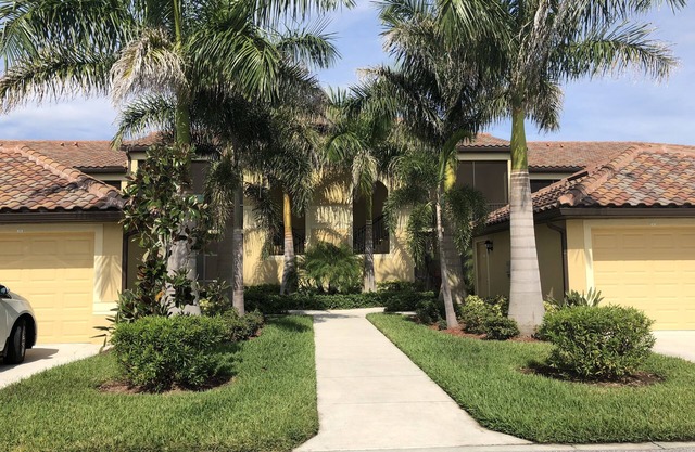 2 bedroom Bradenton Florida condo with golf membership 1720 square feet
